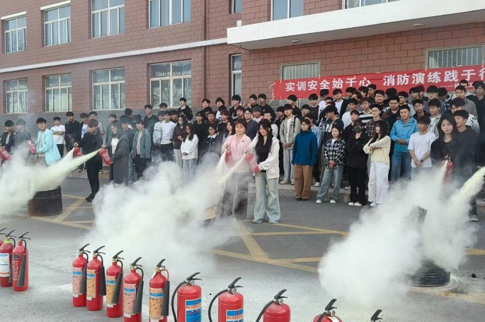 实训安全始于心 消防演练践于行—— 机械工程学院顺利开展实验实训室应急演练